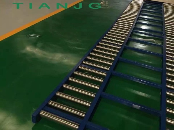 車間物料運(yùn)輸太麻煩怎么辦？那就用滾輪輸送線