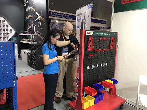 天金岡技術經理周艷玲女士為國外客戶講解產品