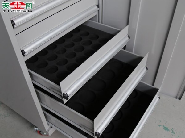 帶門車間工具車有什么特別的地方？