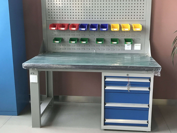 專業(yè)生產(chǎn)的鉗工工作臺有哪些優(yōu)點(diǎn)？【天金岡】