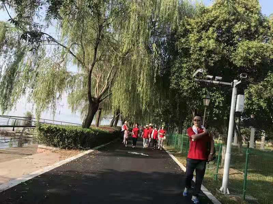 天金岡頭頂烈日，陽澄湖徒步30公里