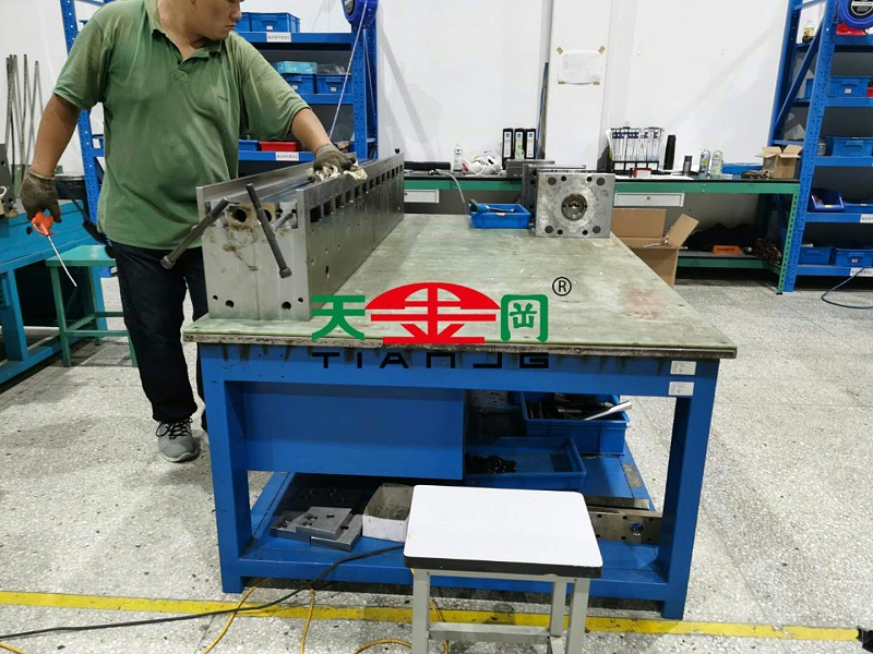 鉗工工作臺(tái)尺寸